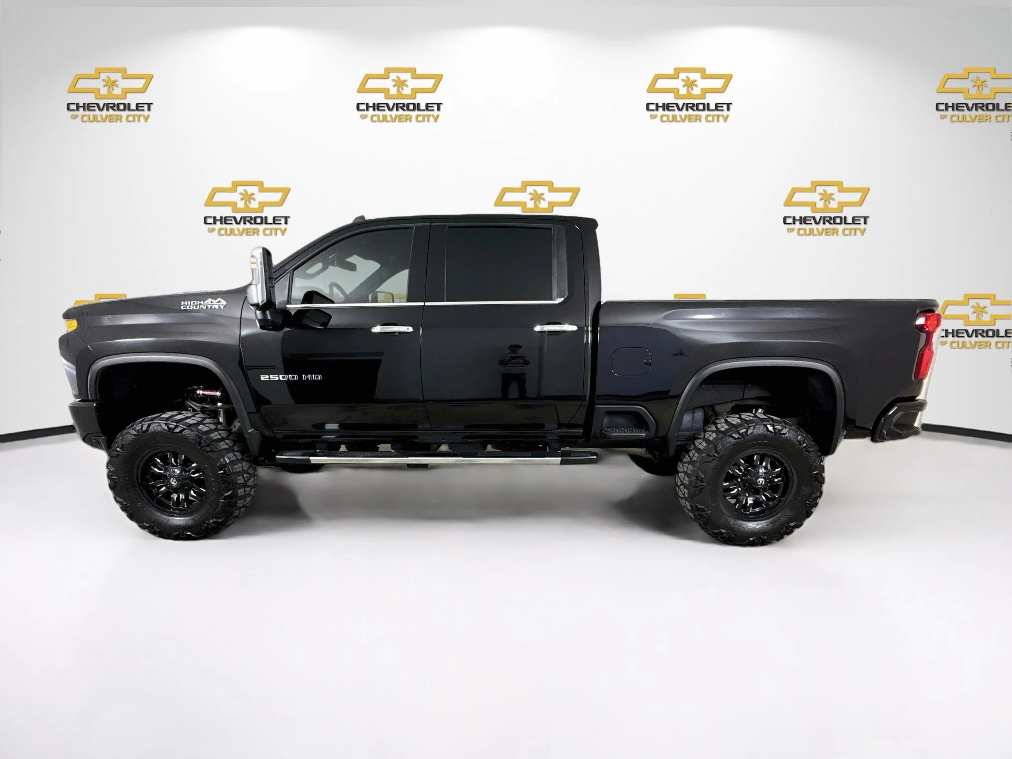 Used 2022 MOSAIC BLACK METALLIC Chevrolet High Country image 5