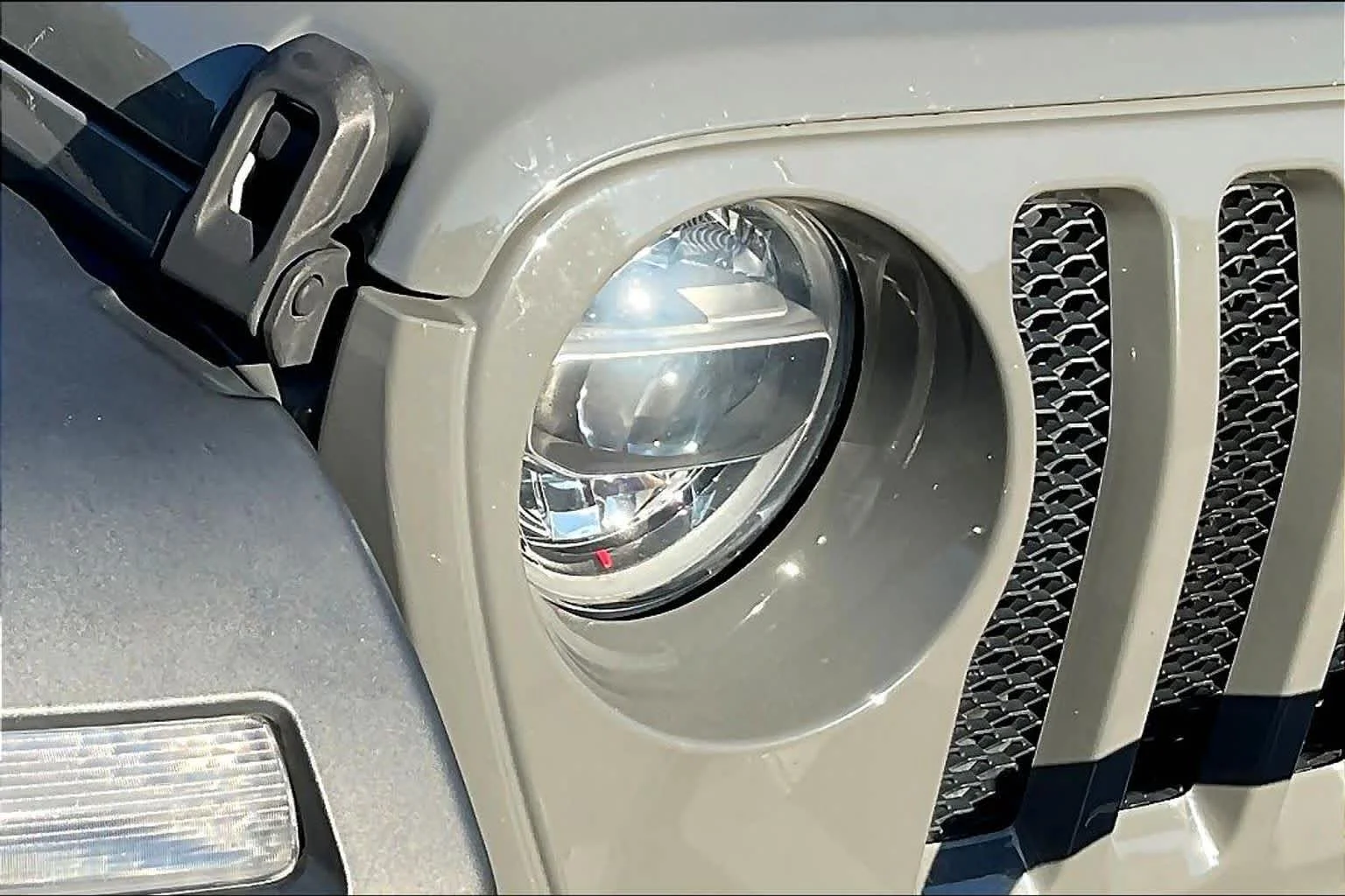 Used 2018 Sting-Gray Clearcoat Jeep Sport S image 27