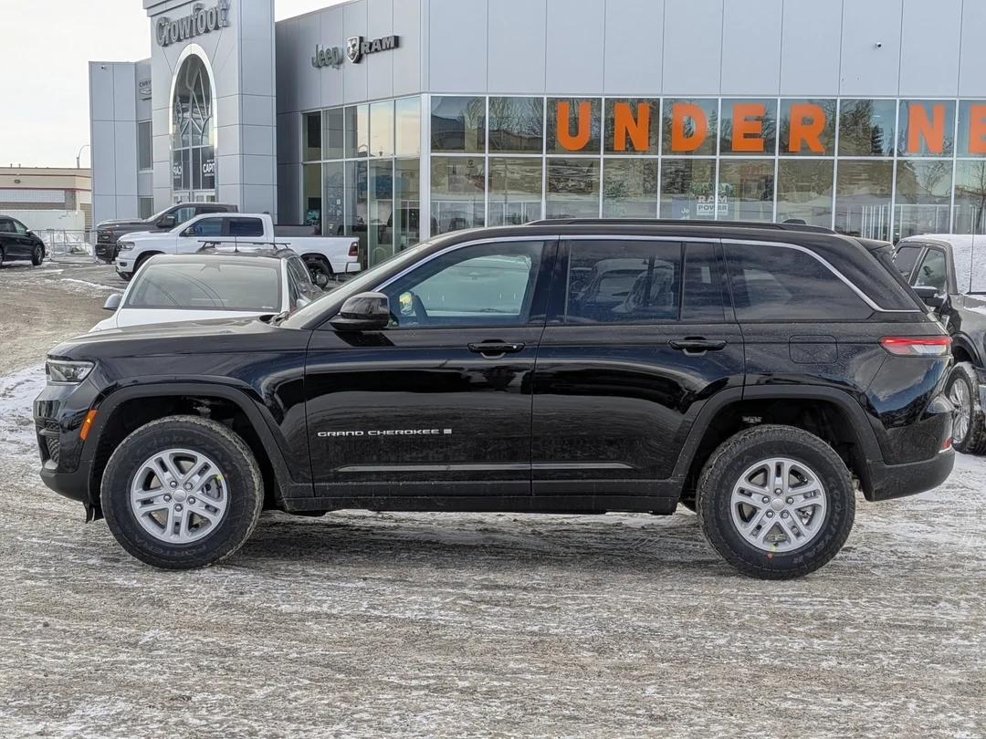 New 2025 Black Jeep Laredo - - 4x4 - Power Sunroof - Power Liftgate - Wireless Charging - Remote Start & More! image 5