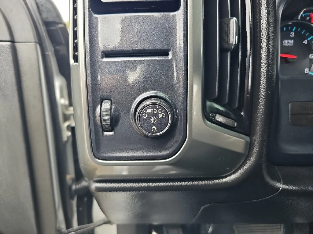 Used 2018 Silver Chevrolet LT image 24