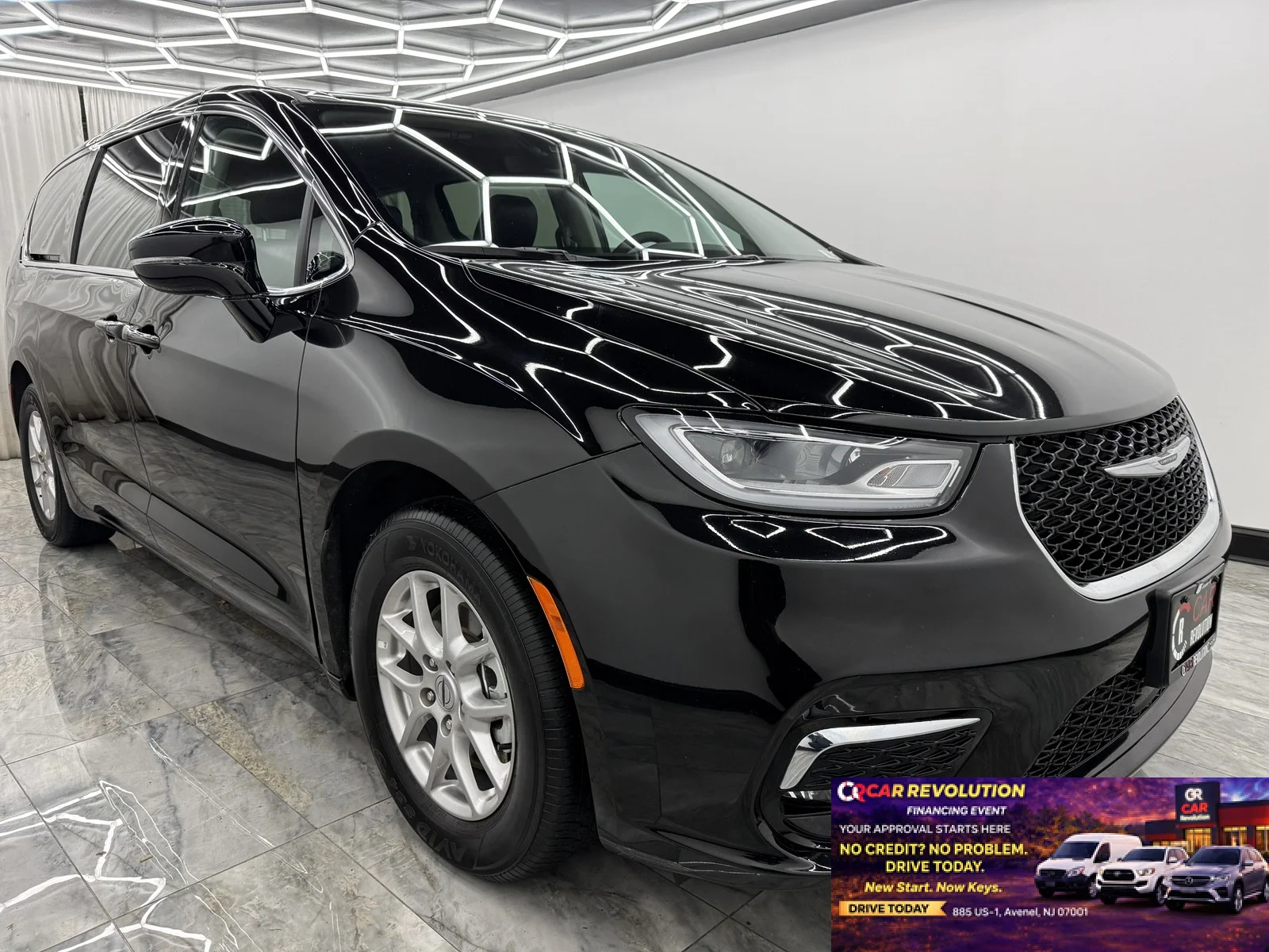 2024 Chrysler Pacifica Touring L's photo