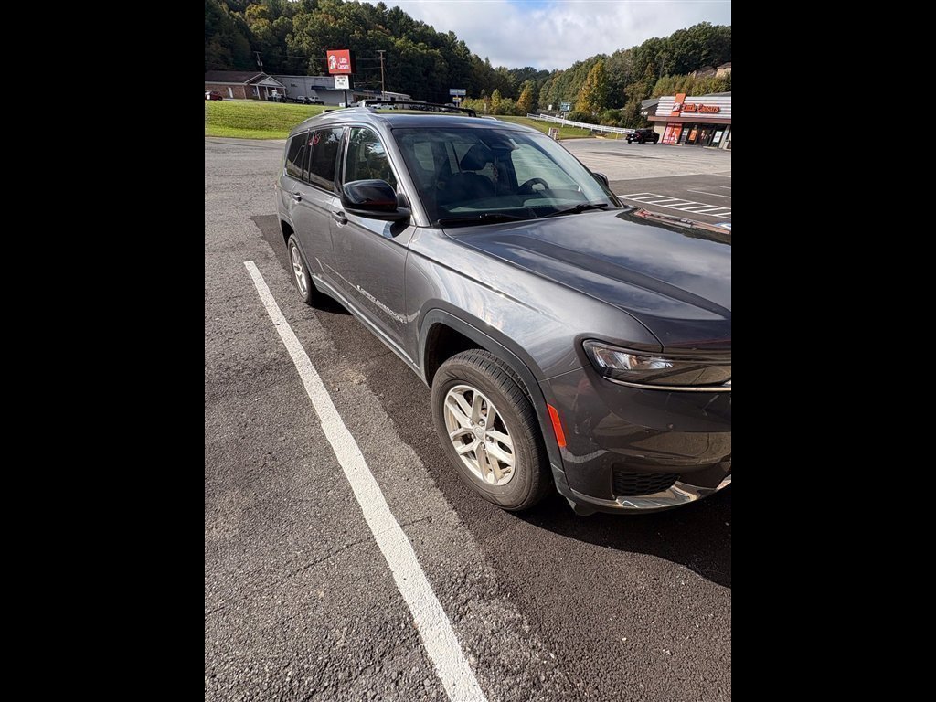 Used 2023 Gray Jeep Laredo image 3