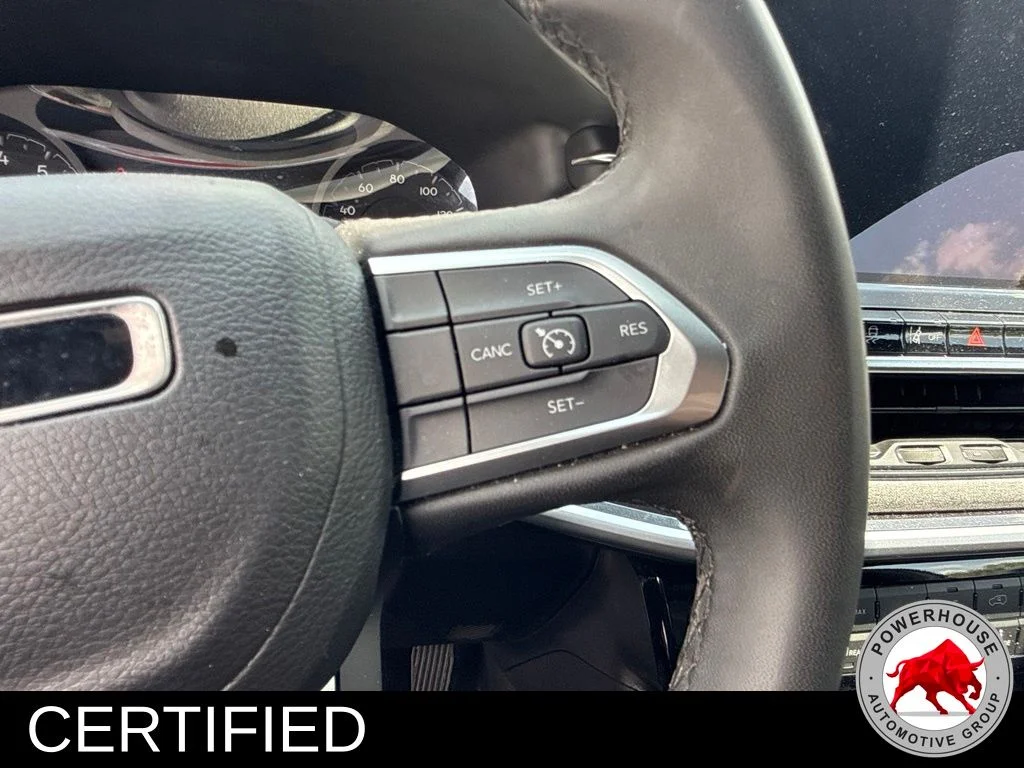 Used 2024  Jeep Latitude image 11