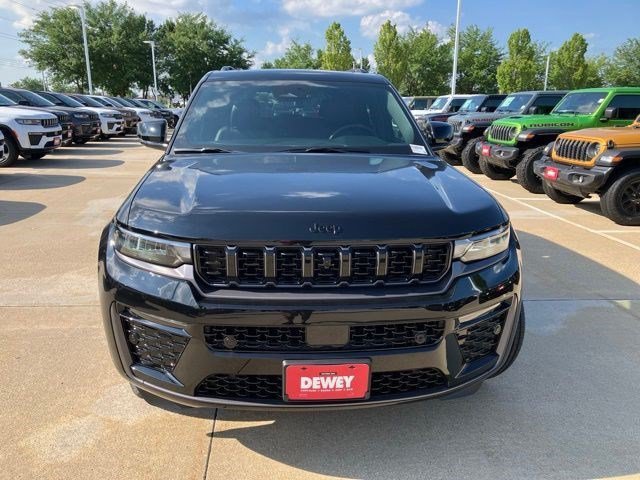 New 2026 Diamond Black Crystal Pearl-Coat Exterior Paint Jeep Limited Reserve image 2