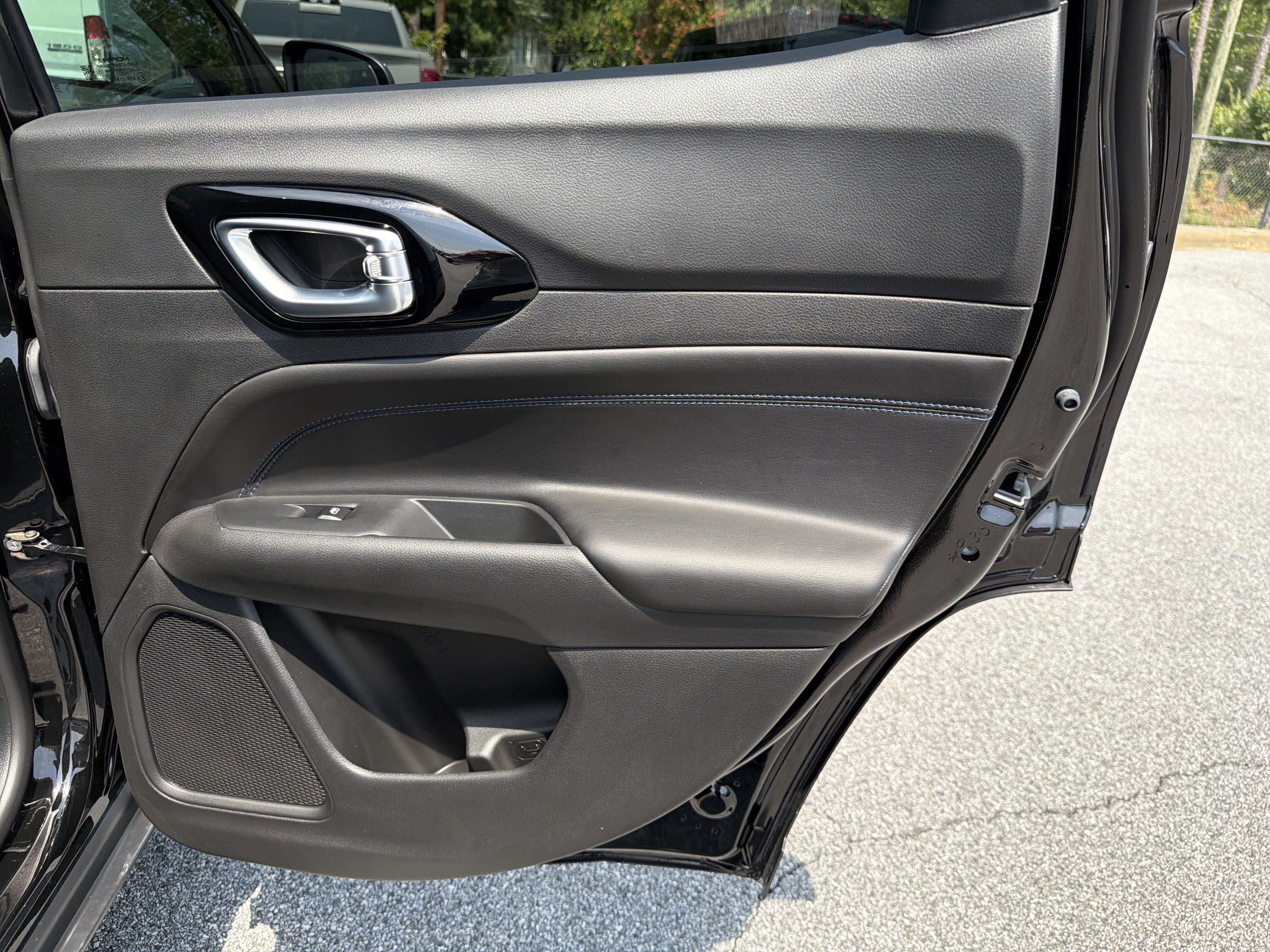 New 2026 Diamond Black Crystal Pearl-Coat Exterior Paint Jeep Latitude image 19