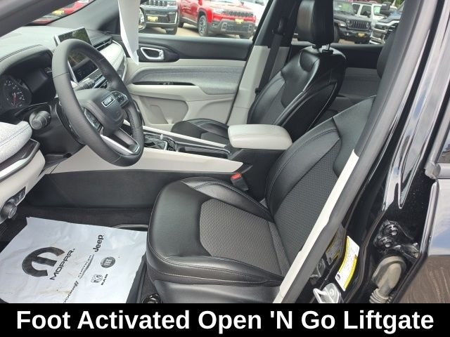 Used 2023 Black Jeep Latitude image 12