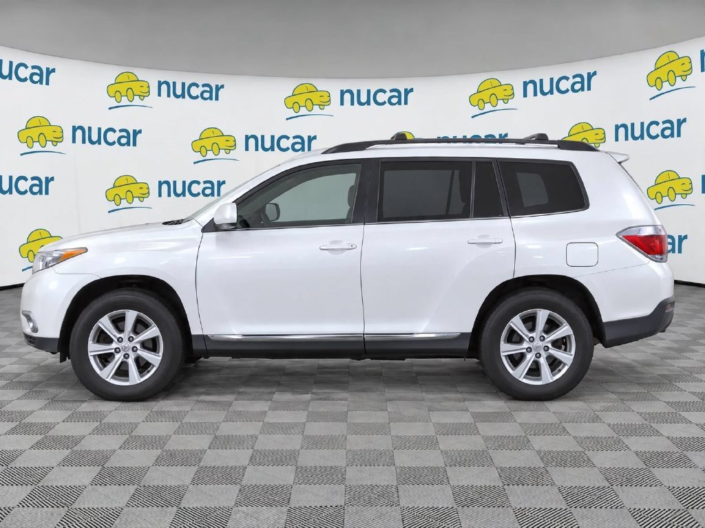 Used 2012 White Toyota Base image 6
