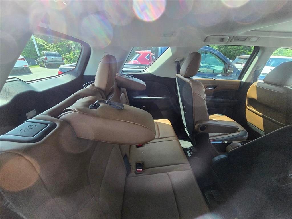 Used 2022 White Nissan Platinum image 9