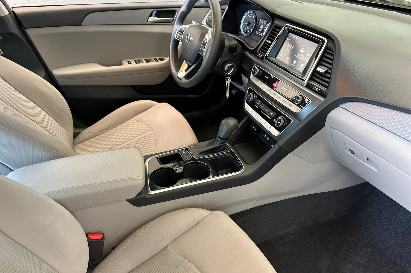 Used 2018 Silver Hyundai SE image 16