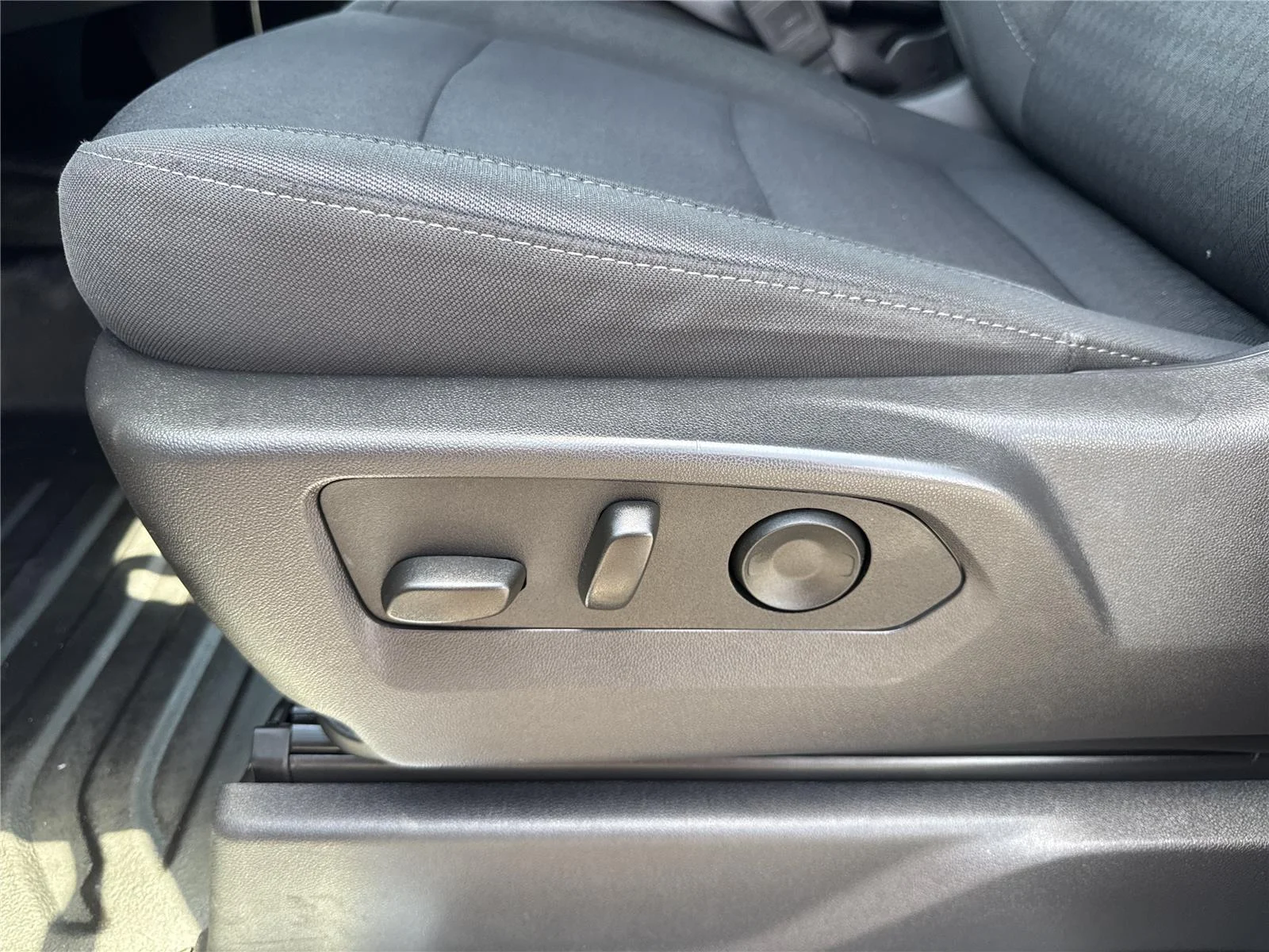Used 2025 Summit White Chevrolet LT image 13