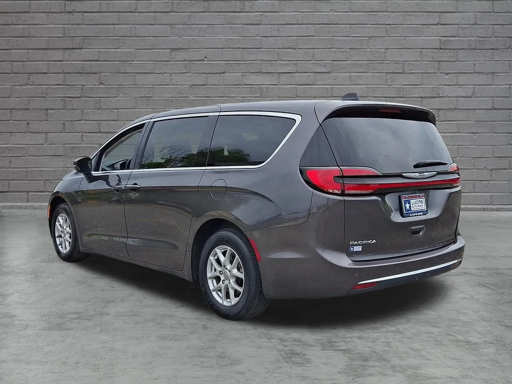 Used 2023 Granite Crystal Metallic Clearcoat Chrysler Touring L image 8