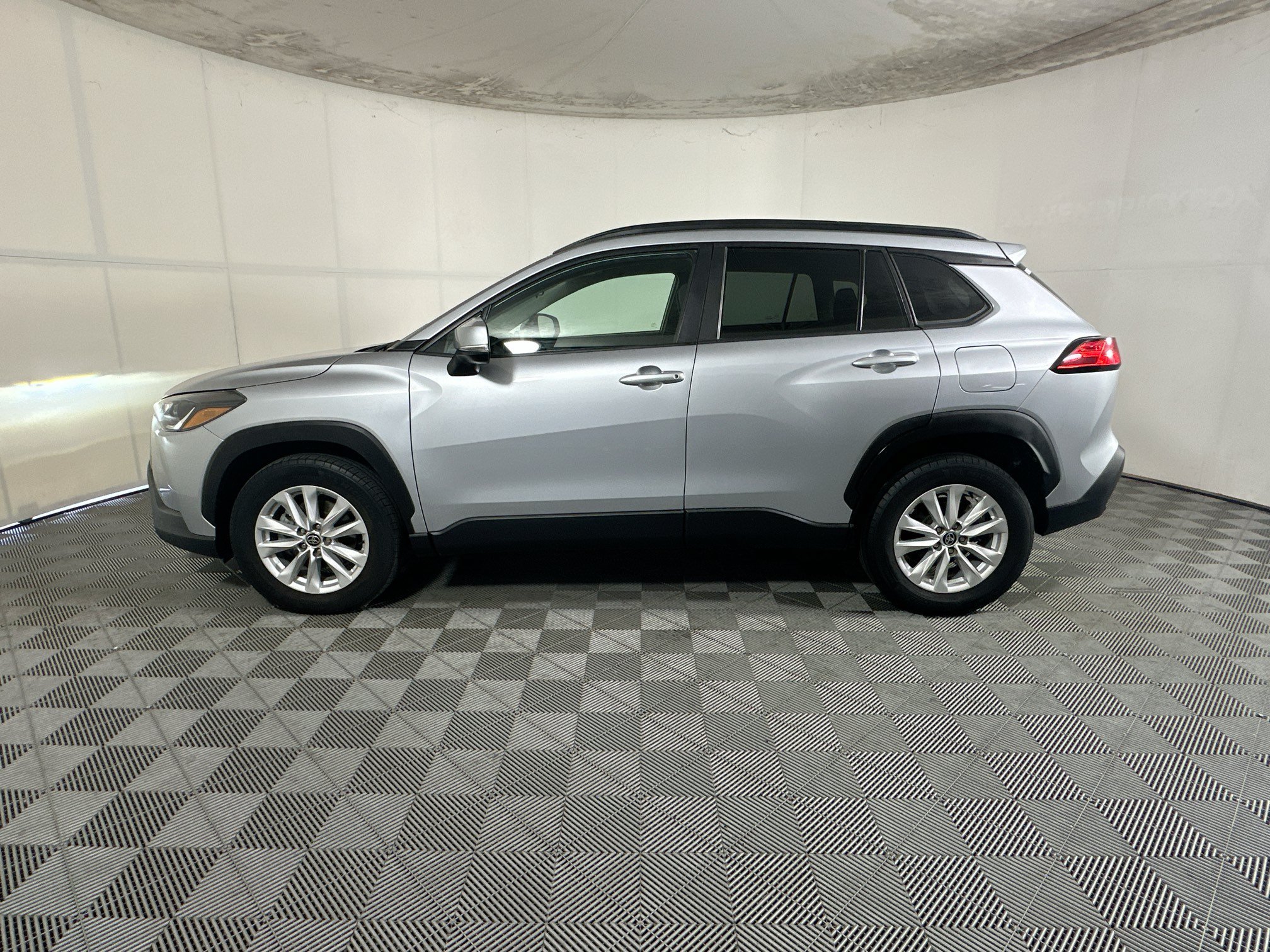 Used 2022 Silver Toyota LE image 6