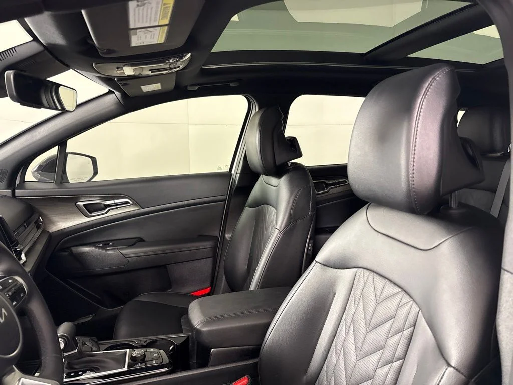 Used 2025 White Kia X-Line image 28
