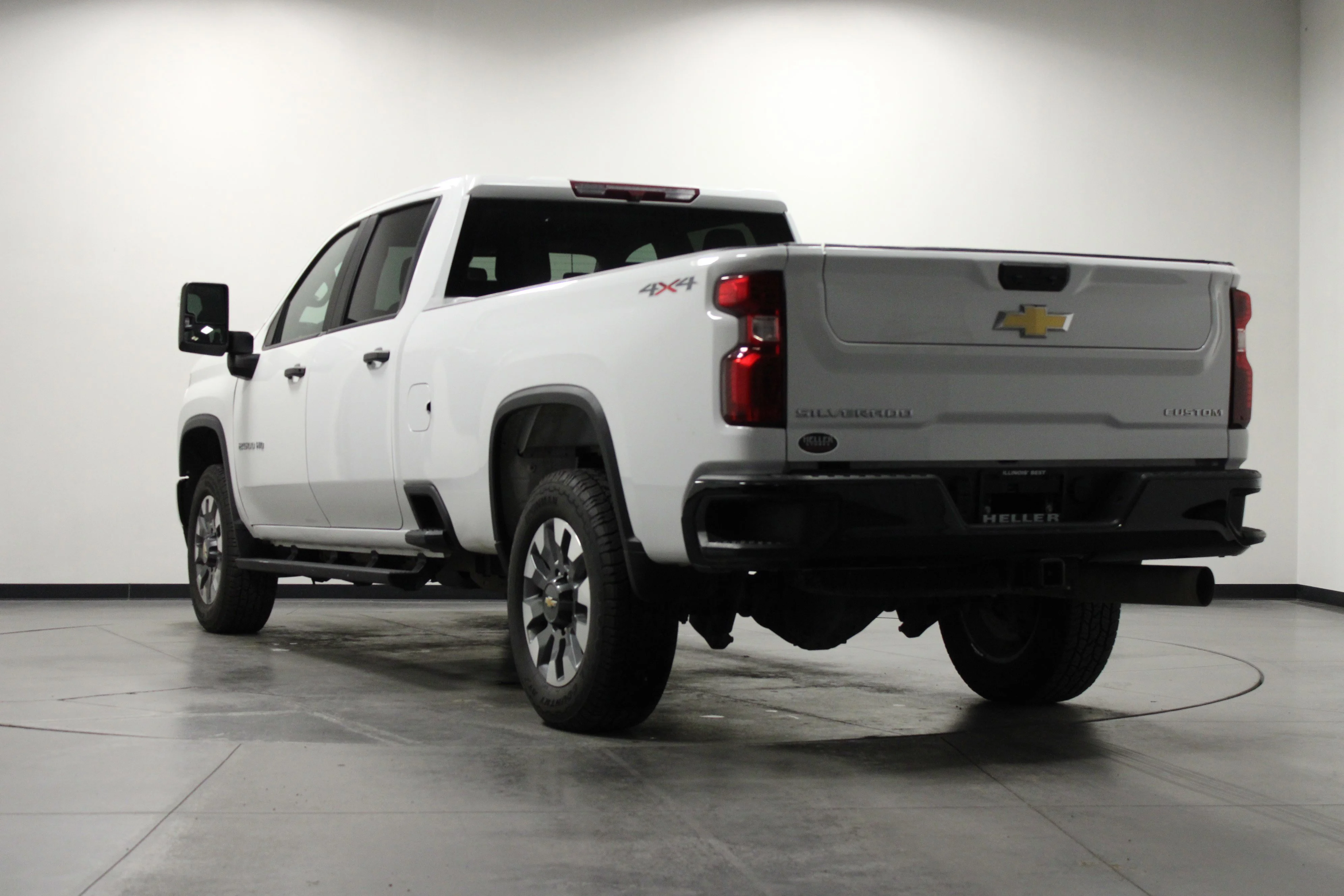 Used 2022 Summit White Chevrolet Custom image 6