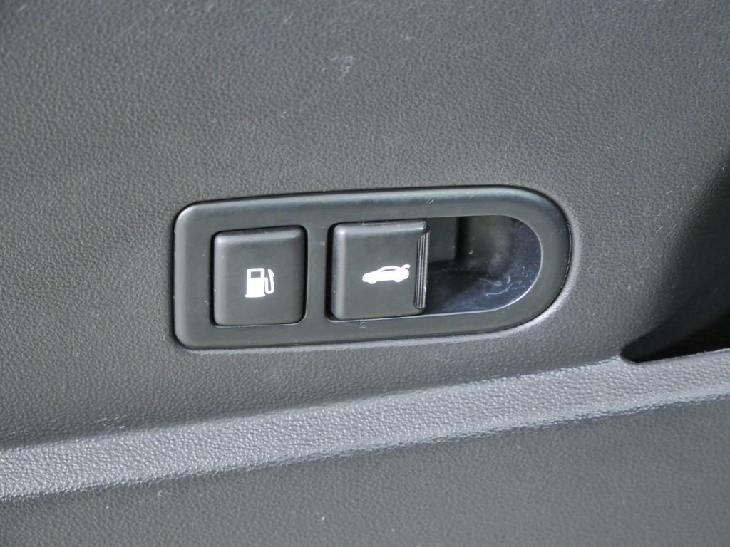 Used 2015 Black Hyundai 3.8 image 31