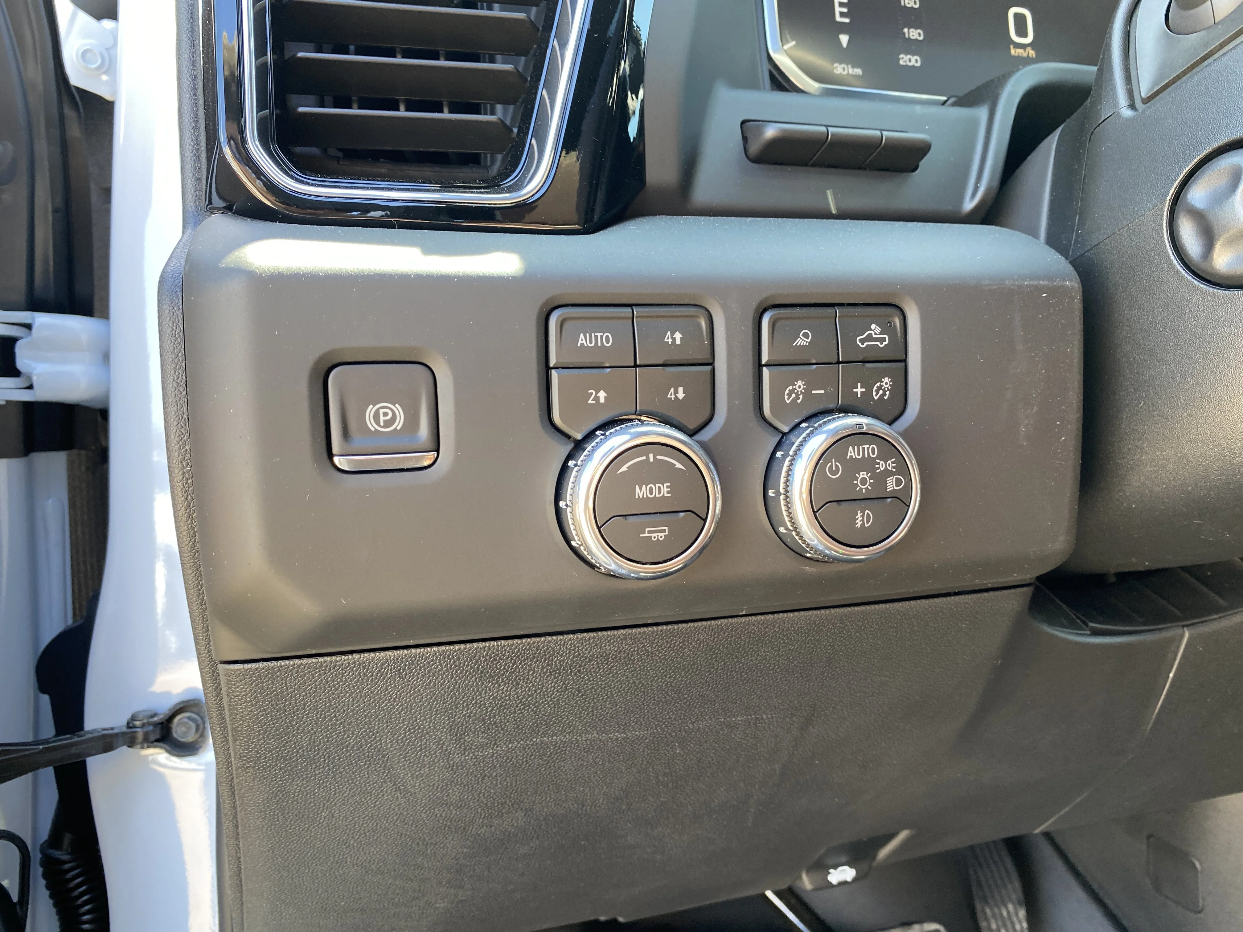 New 2026 GLACIER WHITE TRICOAT GMC Denali Ultimate image 27