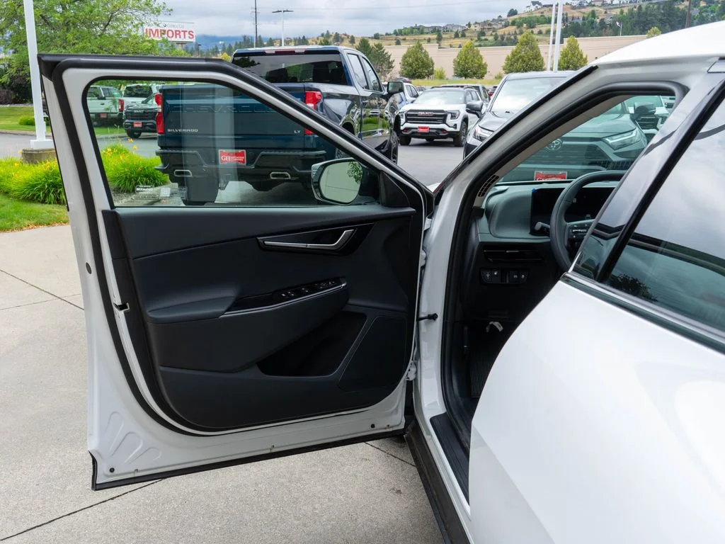 New 2026 Glacial White Pearl Kia LIGHT image 16