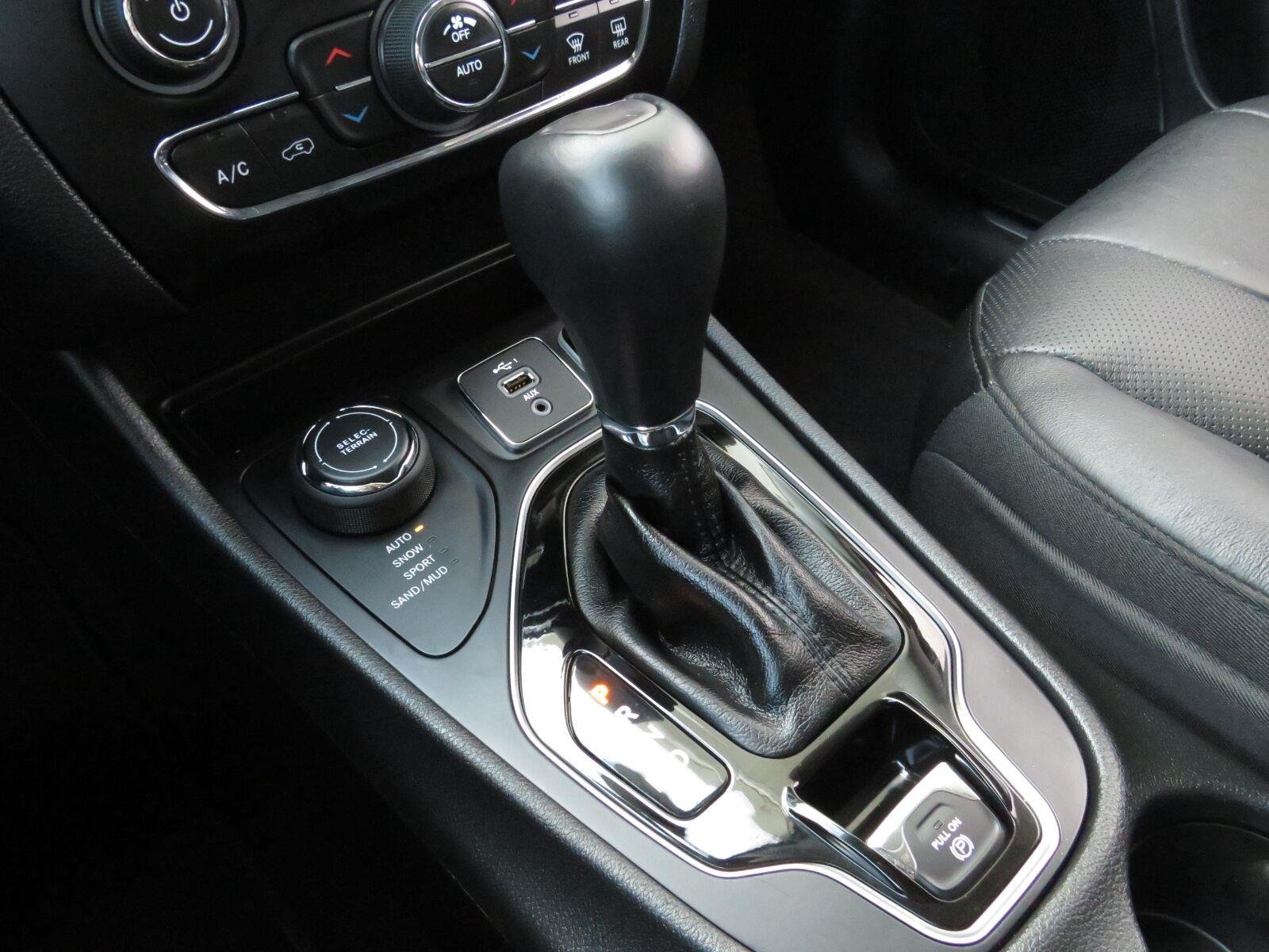 Used 2019 Diamond Black Crystal Pearlcoat Jeep Limited image 32