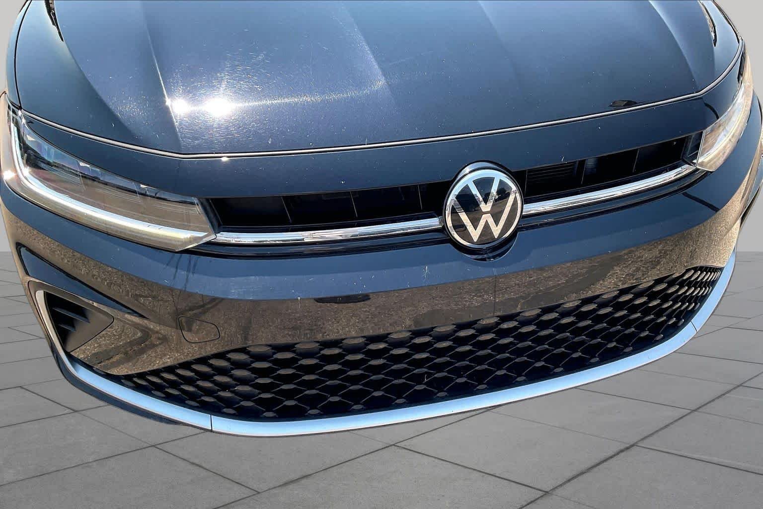 Used 2025 Deep Black Pearl Volkswagen SE image 29