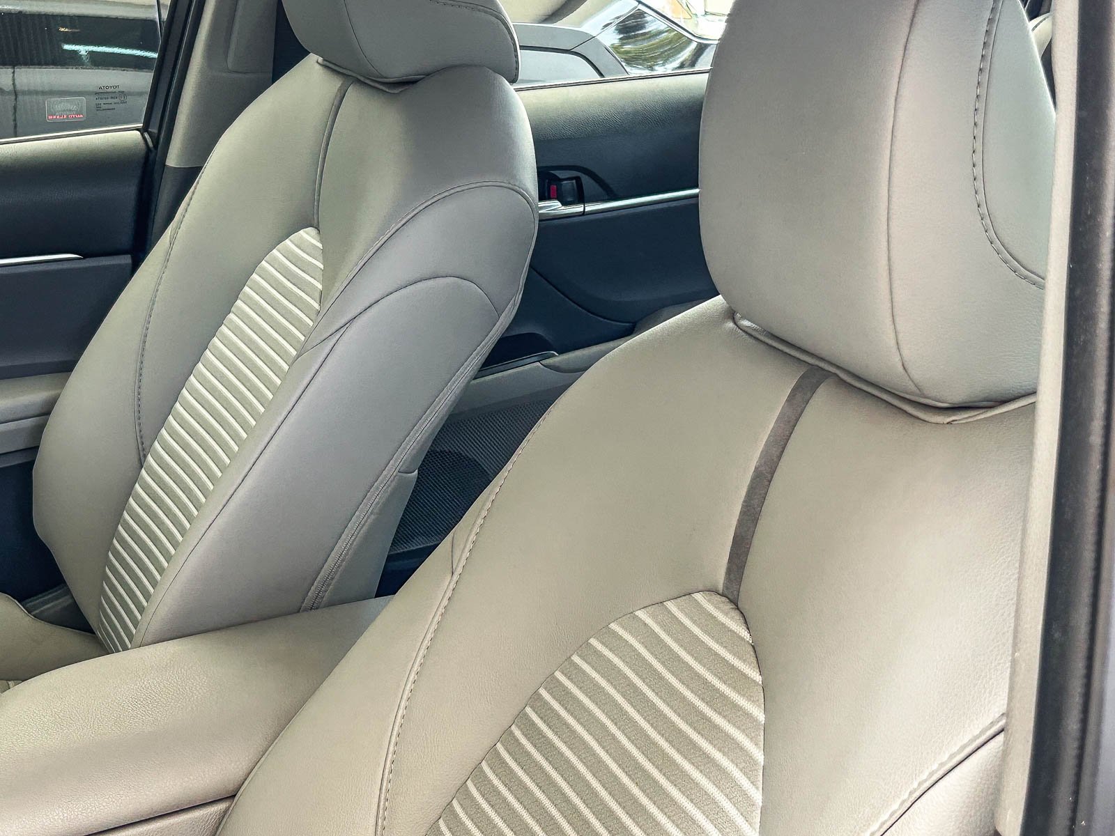 Used 2018 SUPER WHITE Toyota SE image 23