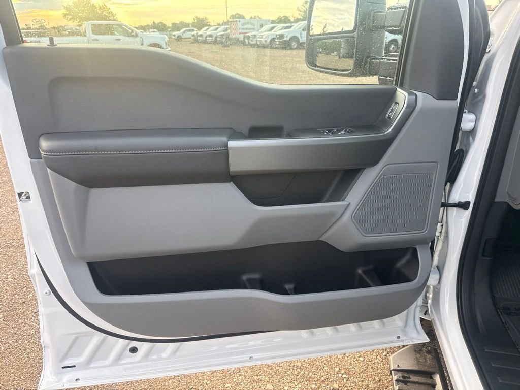 New 2026 Oxford White Ford XL image 11