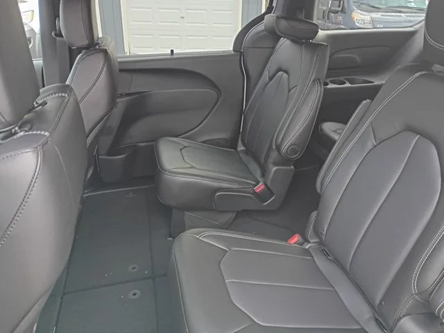 New 2026 Bright White Clear-Coat Exterior Paint Chrysler Select image 20