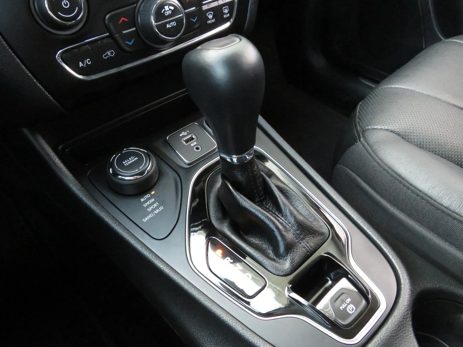Used 2019 Diamond Black Cry Jeep Limited image 32