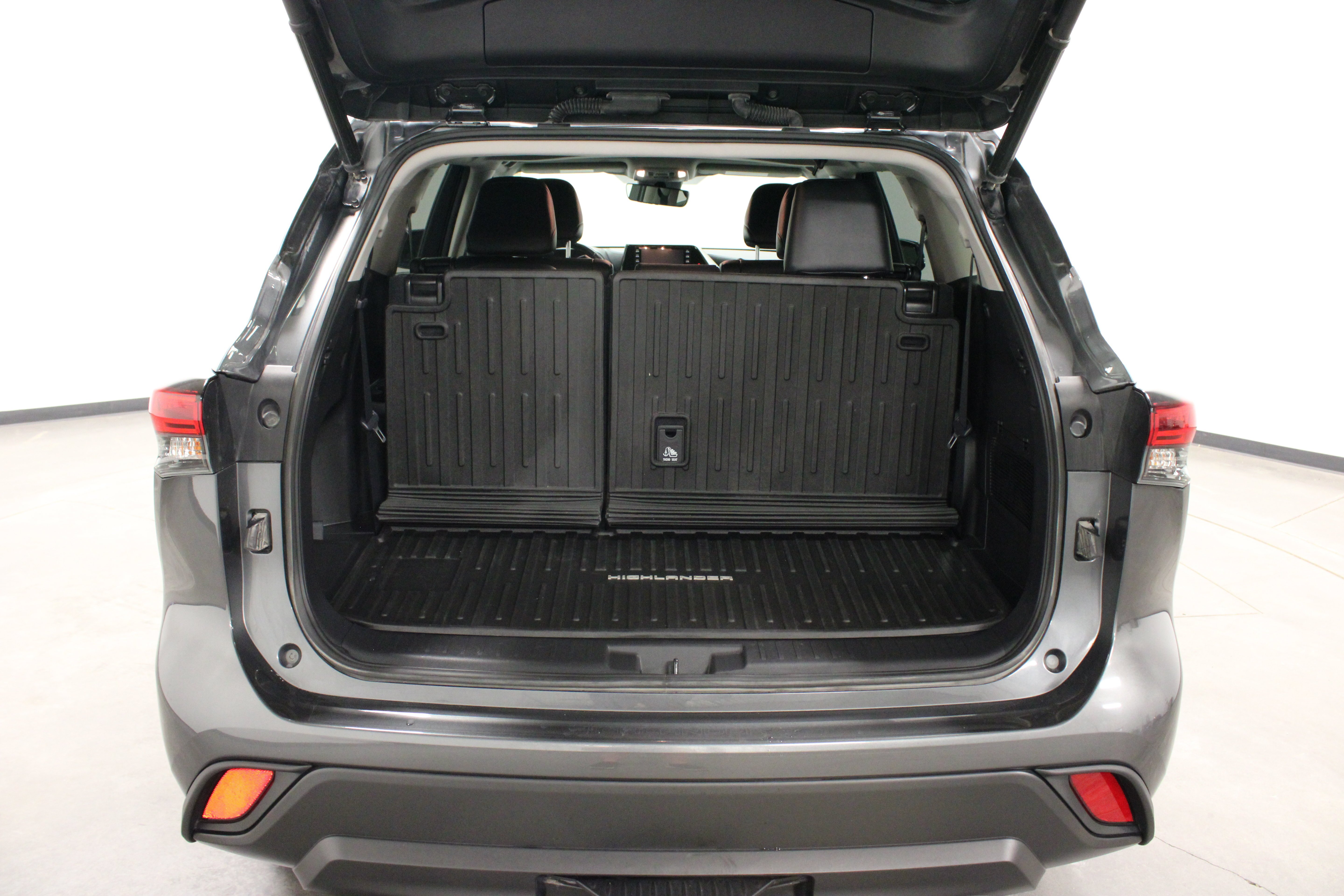 Used 2022 Magnetic Gray Metallic Toyota XLE image 14