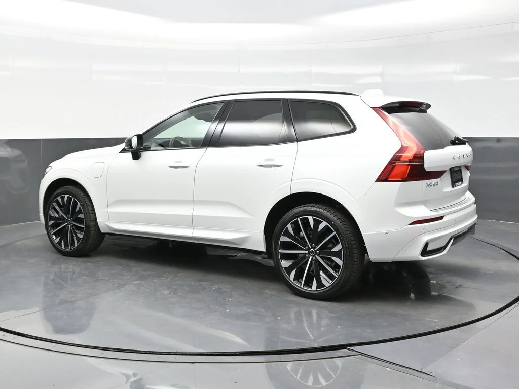 New 2026 Crystal White Volvo T8 Ultra image 4