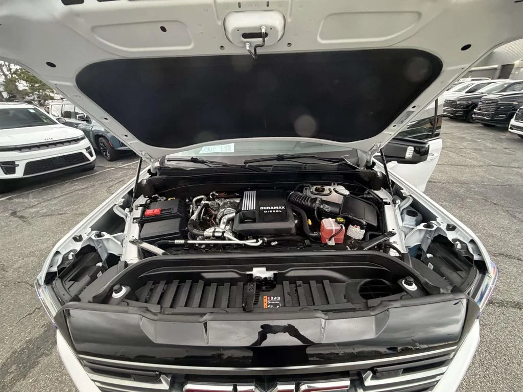Used 2025 White GMC AT4 image 35