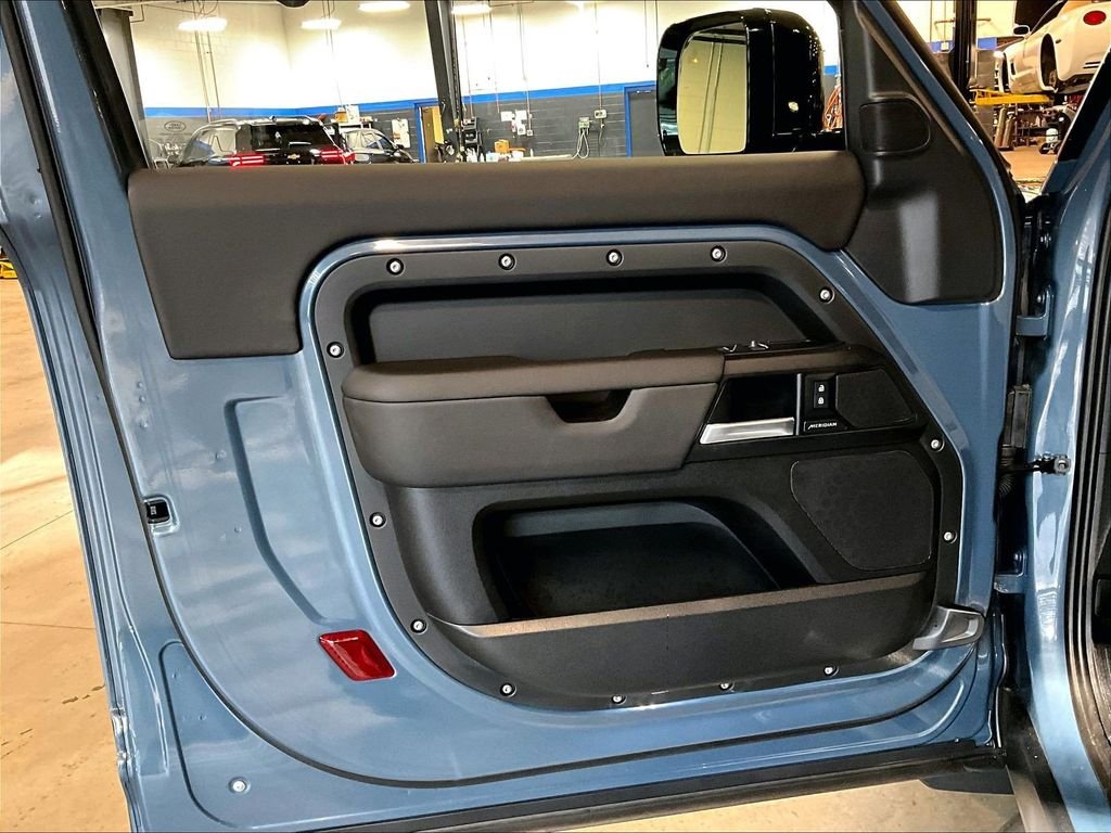Used 2025 Blue Land Rover S image 9