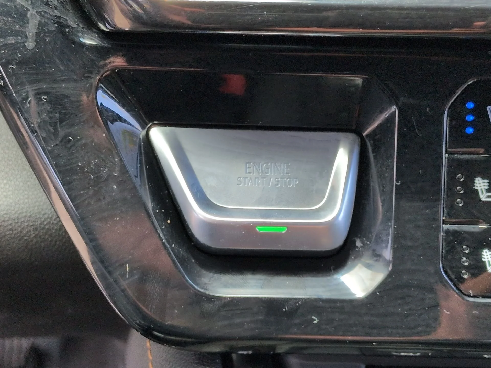 Used 2024 White GMC AT4 image 17