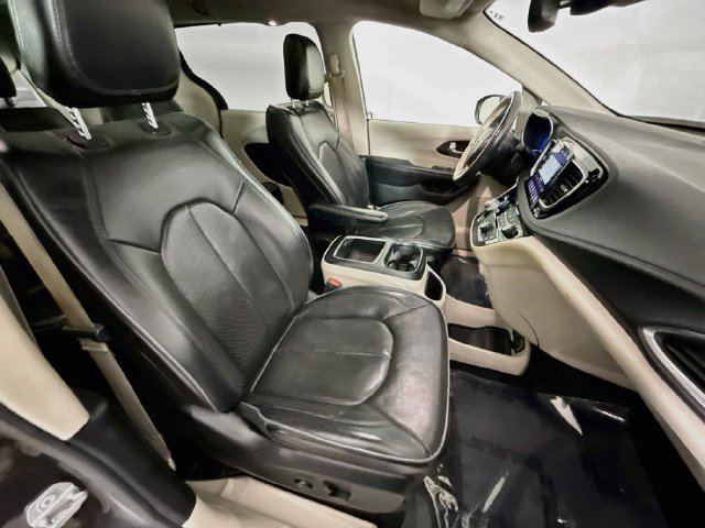 Used 2020 Gray Chrysler Limited image 29