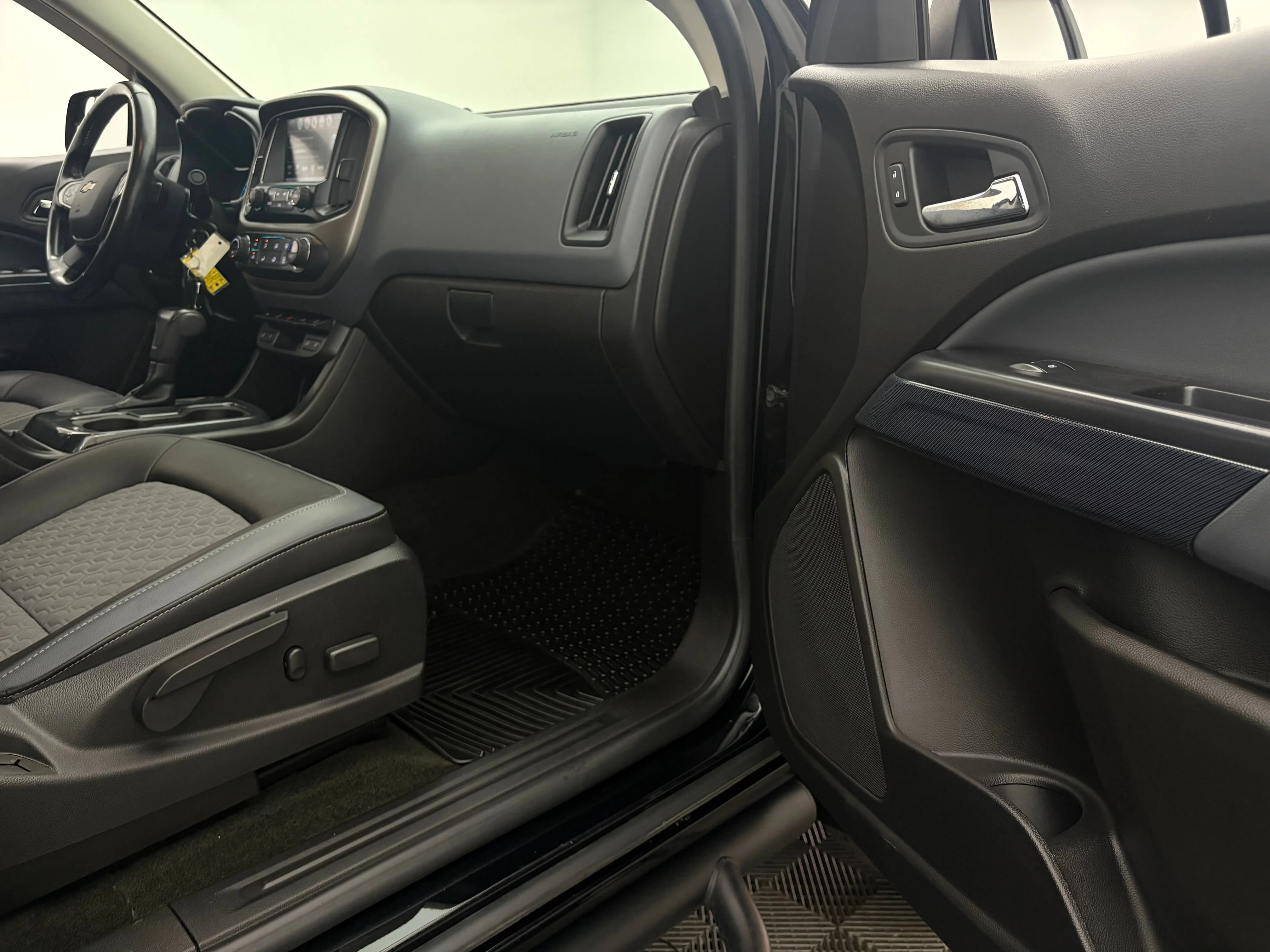Used 2018 BLACK Chevrolet 4WD Z71 image 31