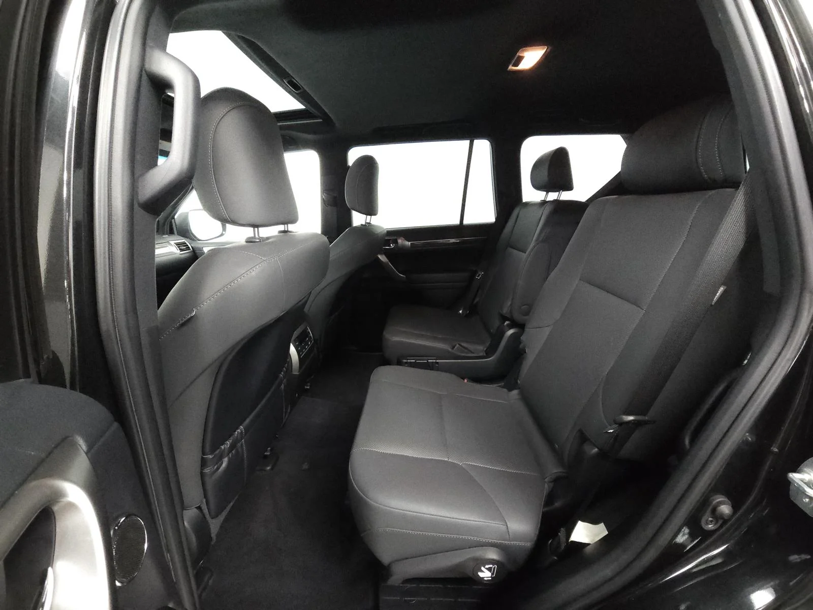 Used 2023 Black Lexus 460 image 5