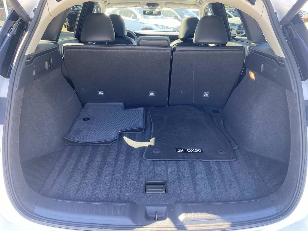 Used 2025 White INFINITI LUXE image 8
