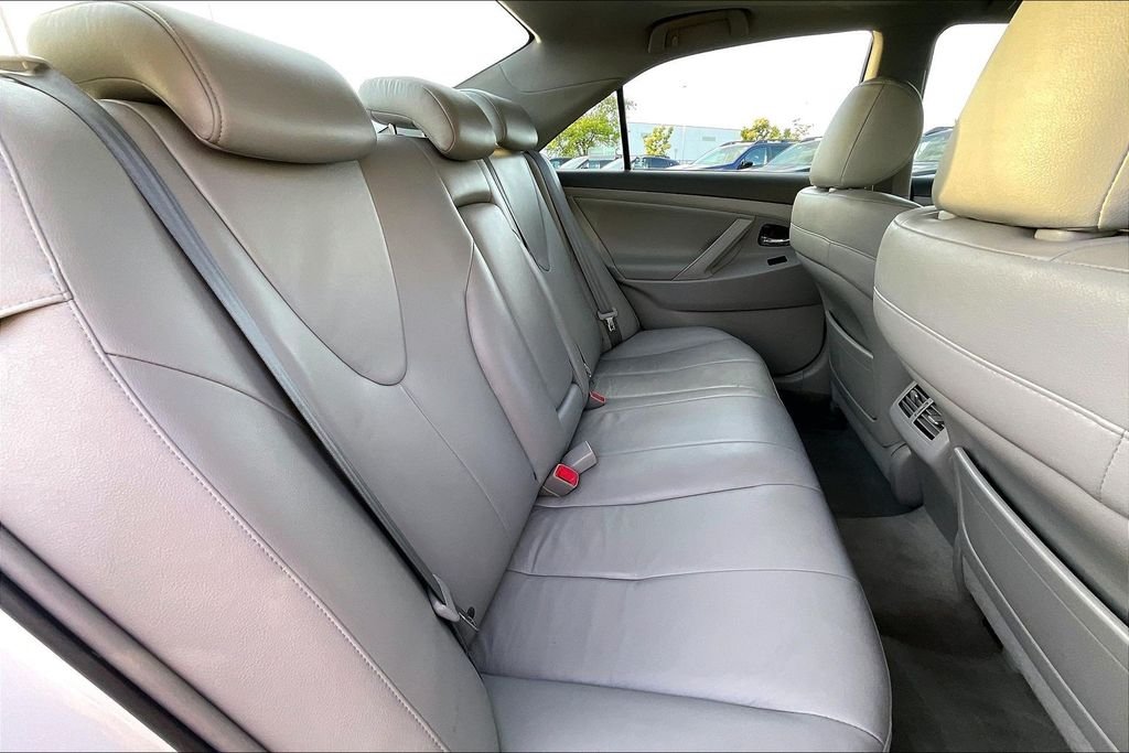 Used 2007 White Toyota Base image 25