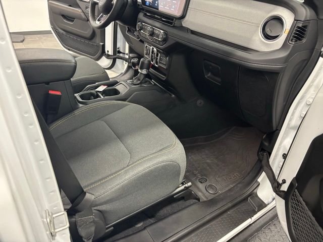 Used 2024 White Jeep Sahara image 35