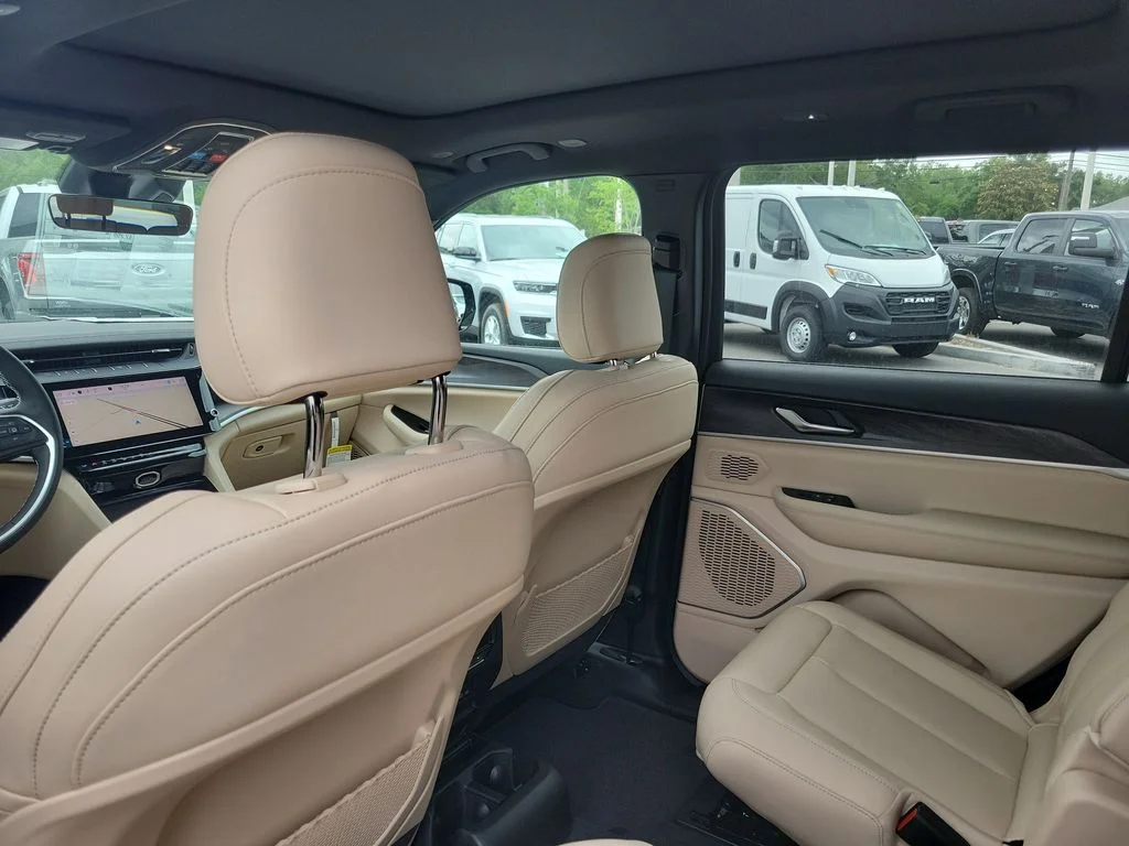 New 2026 Velvet Red Pearl-Coat Exterior Paint Jeep Limited image 24