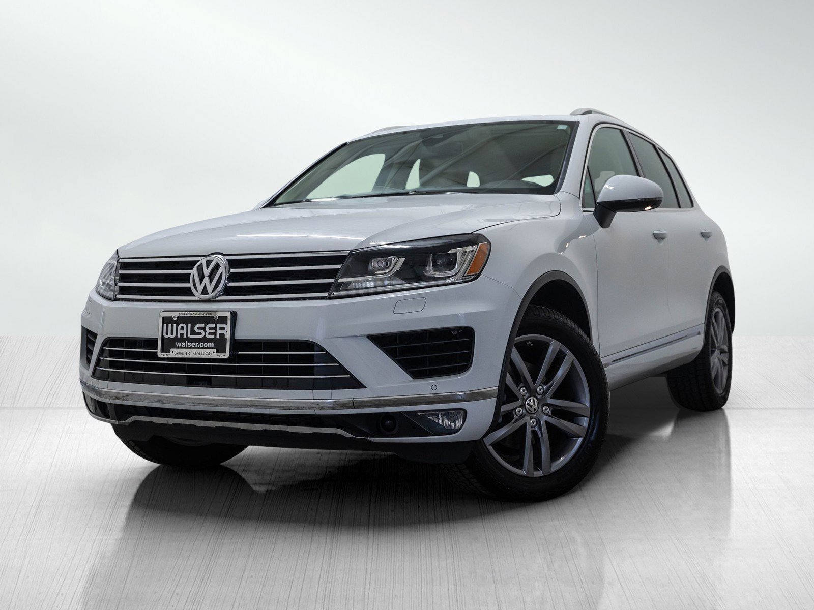 2016 Volkswagen Touareg V6 Lux's photo