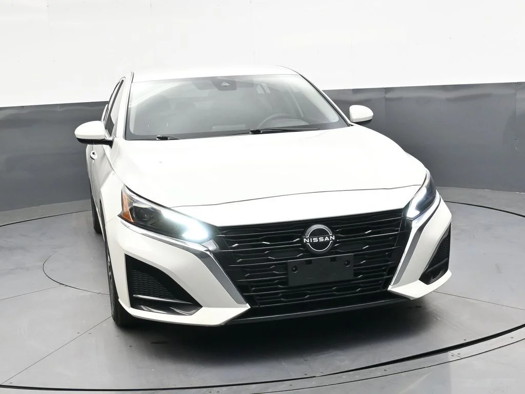 Used 2023 White Nissan 2.5 SV image 13