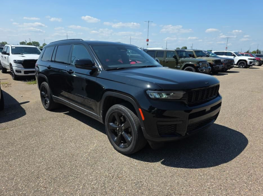 Used 2023 Diamond Black Crystal Pearlcoat Jeep Altitude image 2