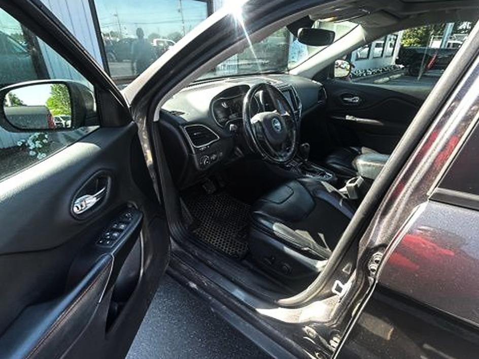 Used 2020 Gray Jeep Trailhawk image 3