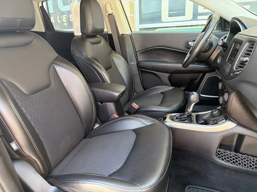 Used 2019 White Jeep Latitude image 18
