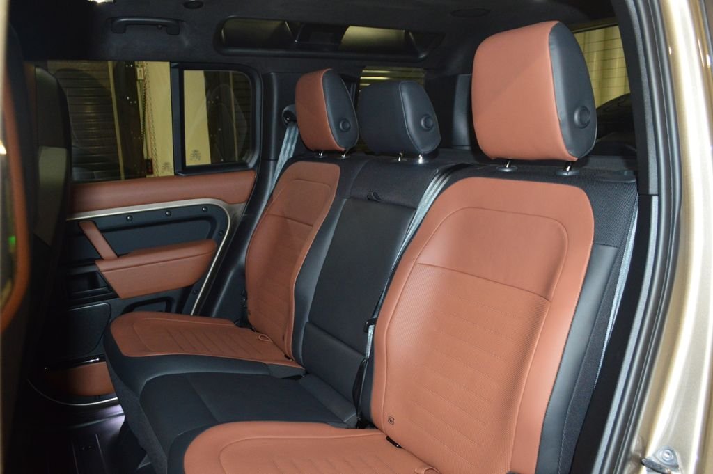 Used 2025 Gold Land Rover V8 image 33