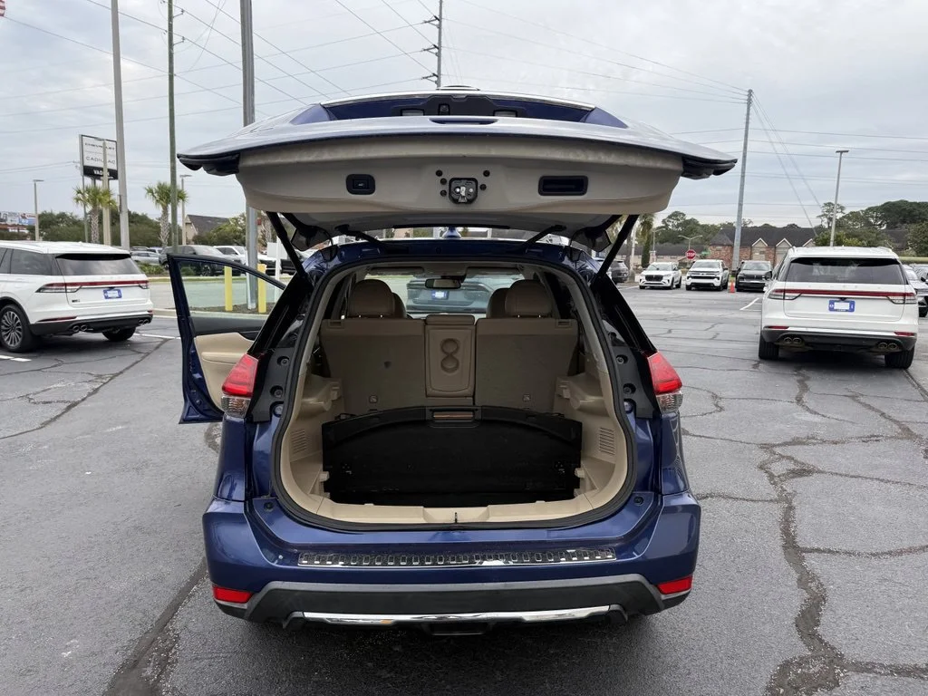 Used 2017 Caspian Blue Nissan SL image 3