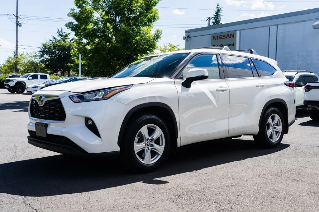 Used 2020 White Toyota LE image 3