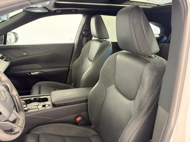 Used 2025 White Lexus 350h Luxury image 19