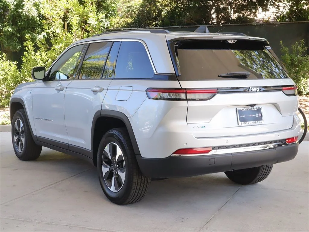 New 2023 Bright White Clear-Coat Exterior Paint Jeep Overland image 5