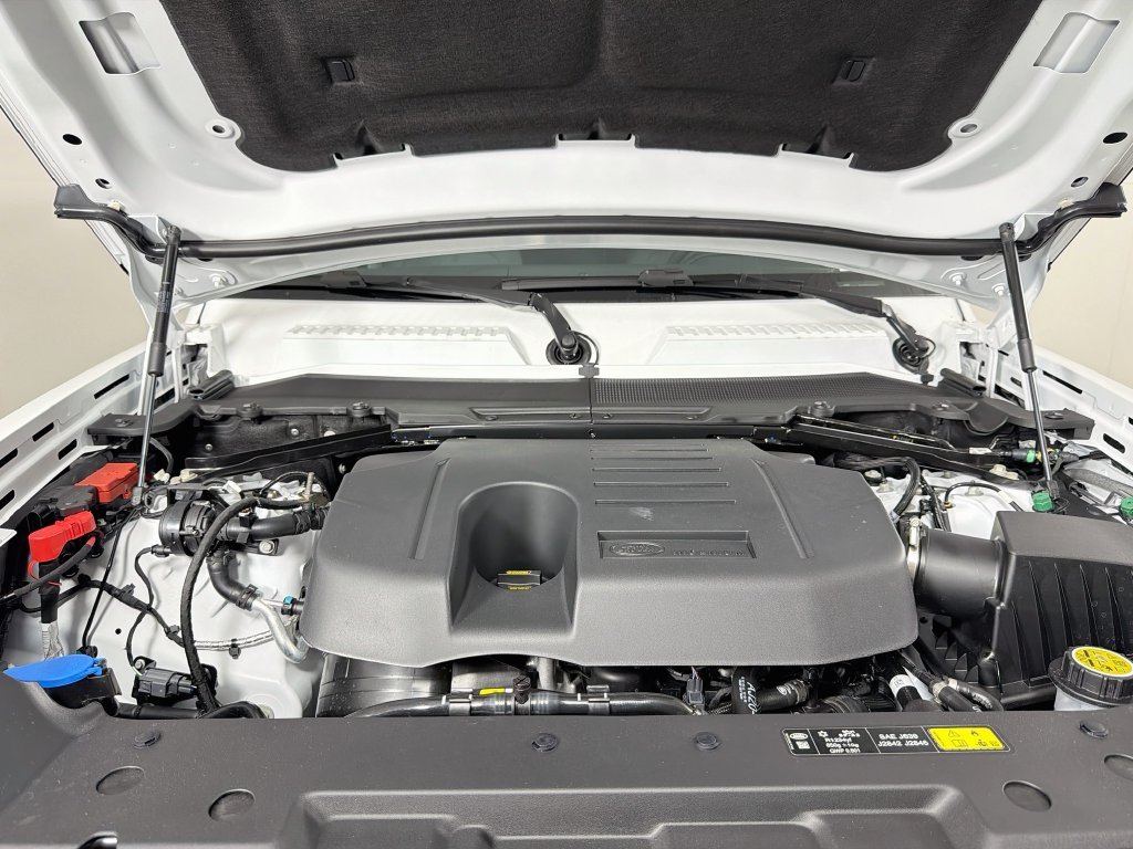 New 2026 Fuji White Land Rover X-Dynamic SE image 32